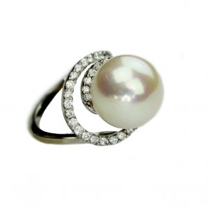 Weißgold-Ring mit Süßwasser-Perle und Brillanten